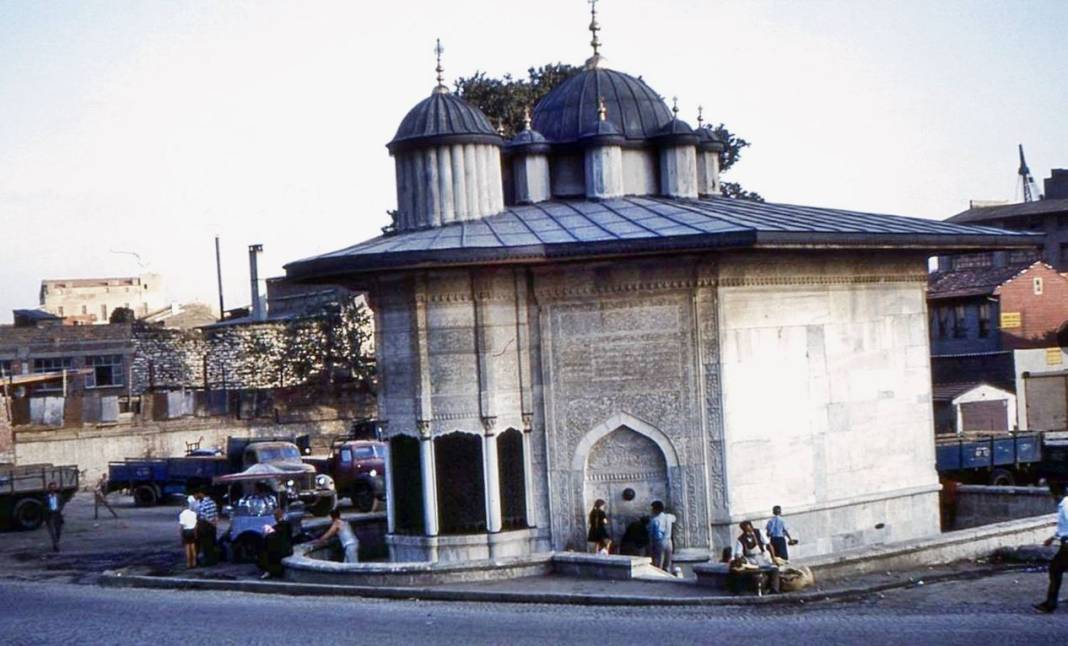 Binlerce İstanbullu her gün önünden geçiyor! İşte Saliha Sultan Çeşmesi’nin ilginç hikayesi 16